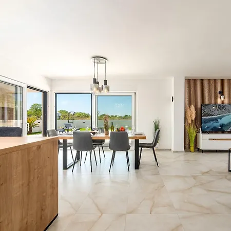 Antonio Zadarvillas Villa *