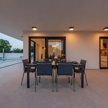 Antonio Zadarvillas Villa Nin